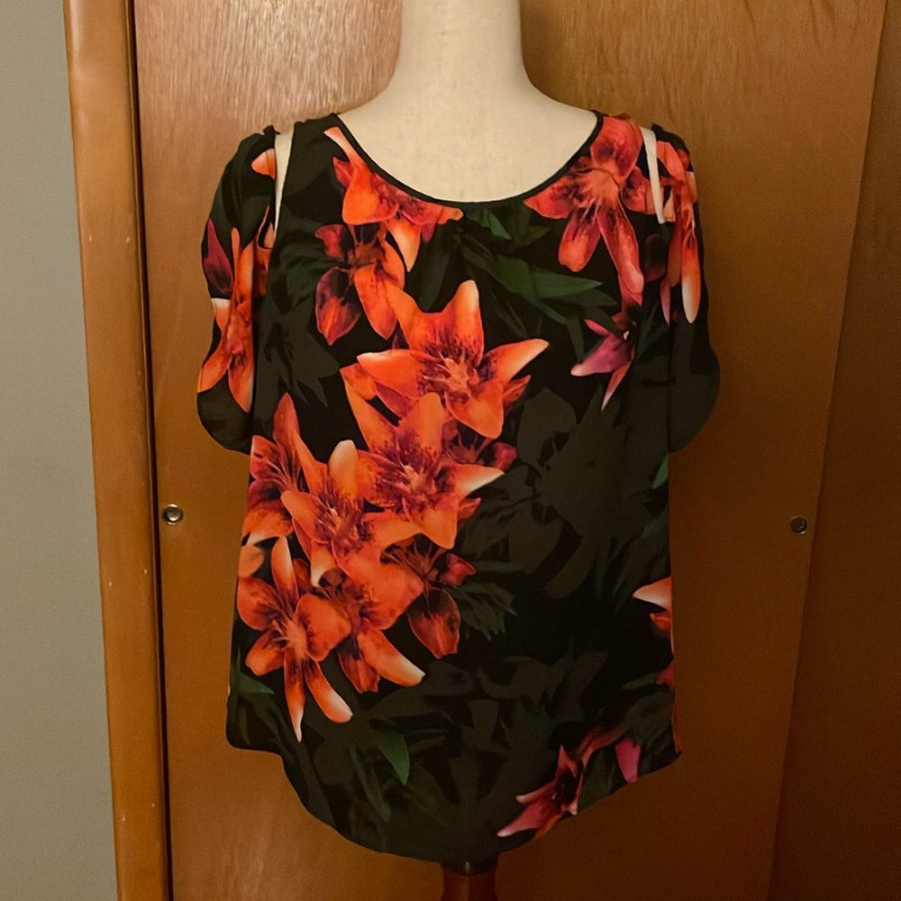 Worthington floral blouse, ruffled cold shoulder short sleeves. Size L. Flowing